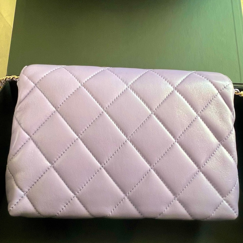 ‼️Rare color & rare size Not a Mini‼️CHANEL Shiny Lambskin Pearl Logo Flap - Picture 6 of 9